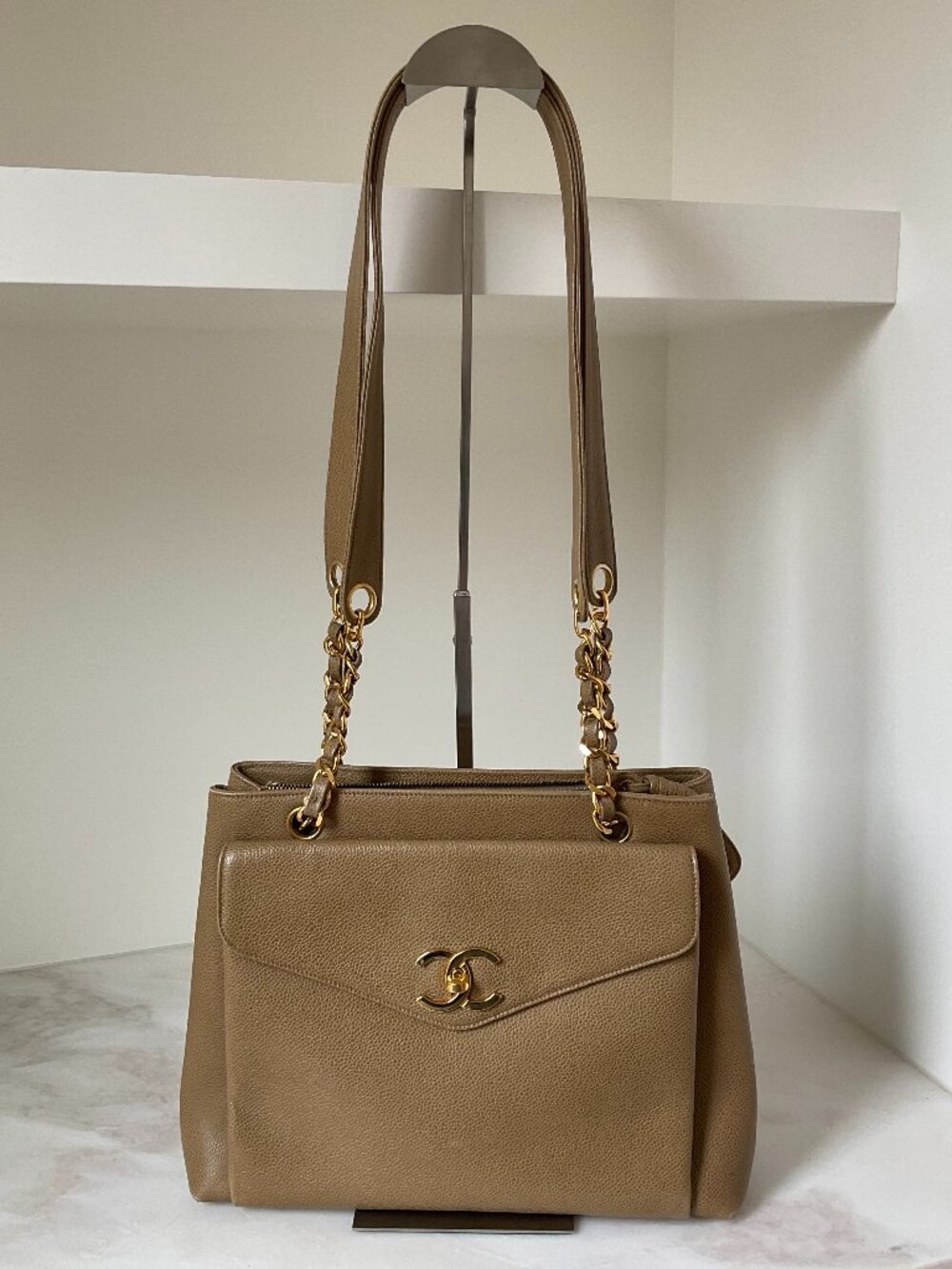 Chanel - Vintage beige Chanel Shoulder tote bag in caviar leather, with gold CC.